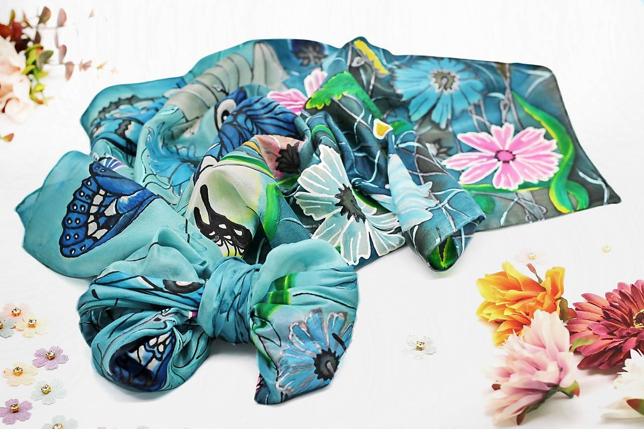 Ručne maľovaná hodvábna šatka - Lúka plná motýľov-ihneď k odberu