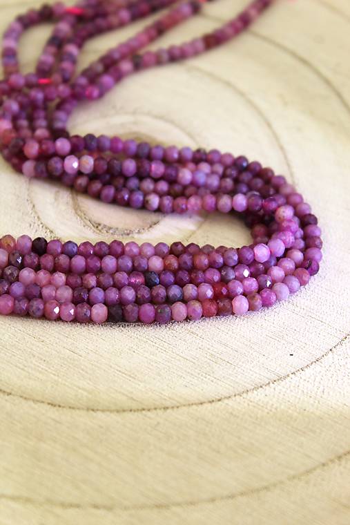 Minerály - rubín korálky 2,5x4mm (brúsený prírodný rubín) - 16420800_