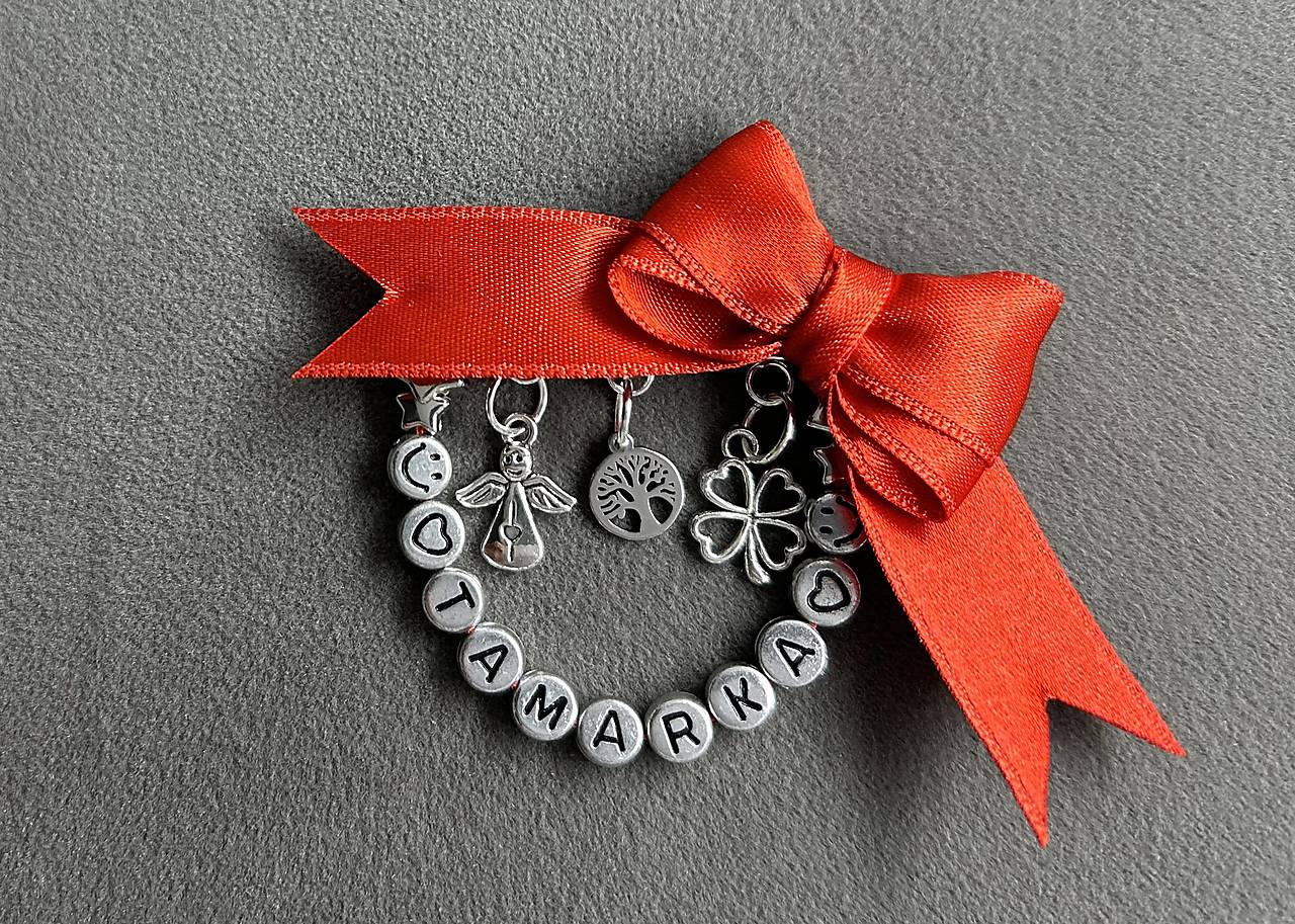 Mašlička/stužka proti urieknutiu na kočík/vajíčko s anjelikom, štvorlístkom, stromom života a menom