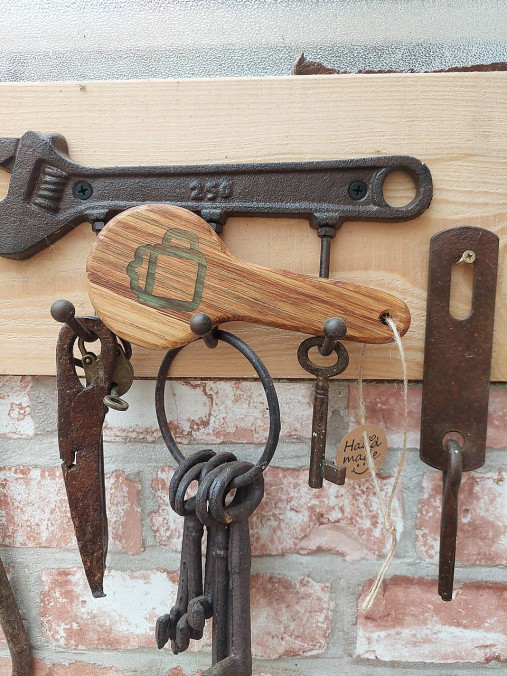 Iné doplnky - Otvárač na fľaše vyrobený z dubového dreva . - 16421510_