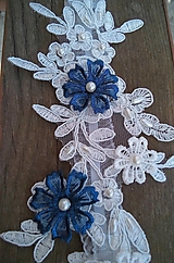 Spodná bielizeň - svadobný podväzok Ivory + tmavo modré čipkové kvety 7 - 16424855_