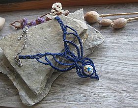 Náhrdelníky - Krátky makramé náhrdelník tmavomodrý - srdiečko, č. 3907 - 16425914_