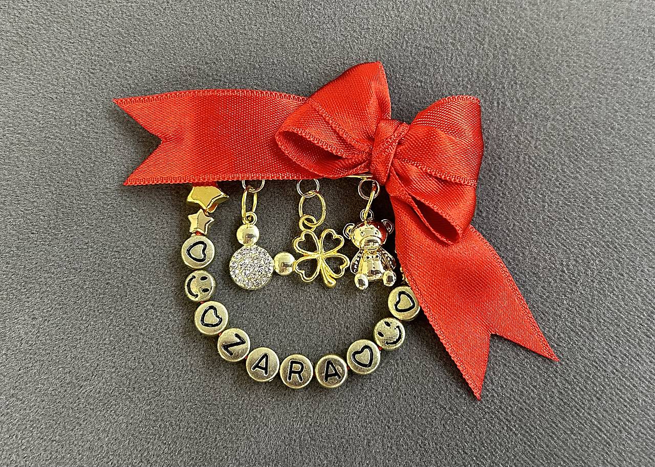 Mašlička proti urieknutiu na kočík/vajíčko s myškou so zirkónmi, mackom, štvorlístkom a menom