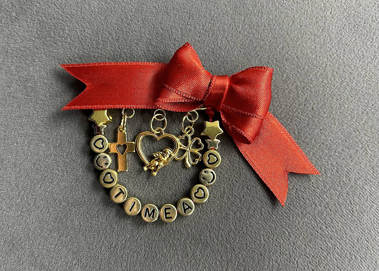 Mašlička proti urieknutiu na kočík/vajíčko s anjelikom, krížikom, štvorlístkom a menom