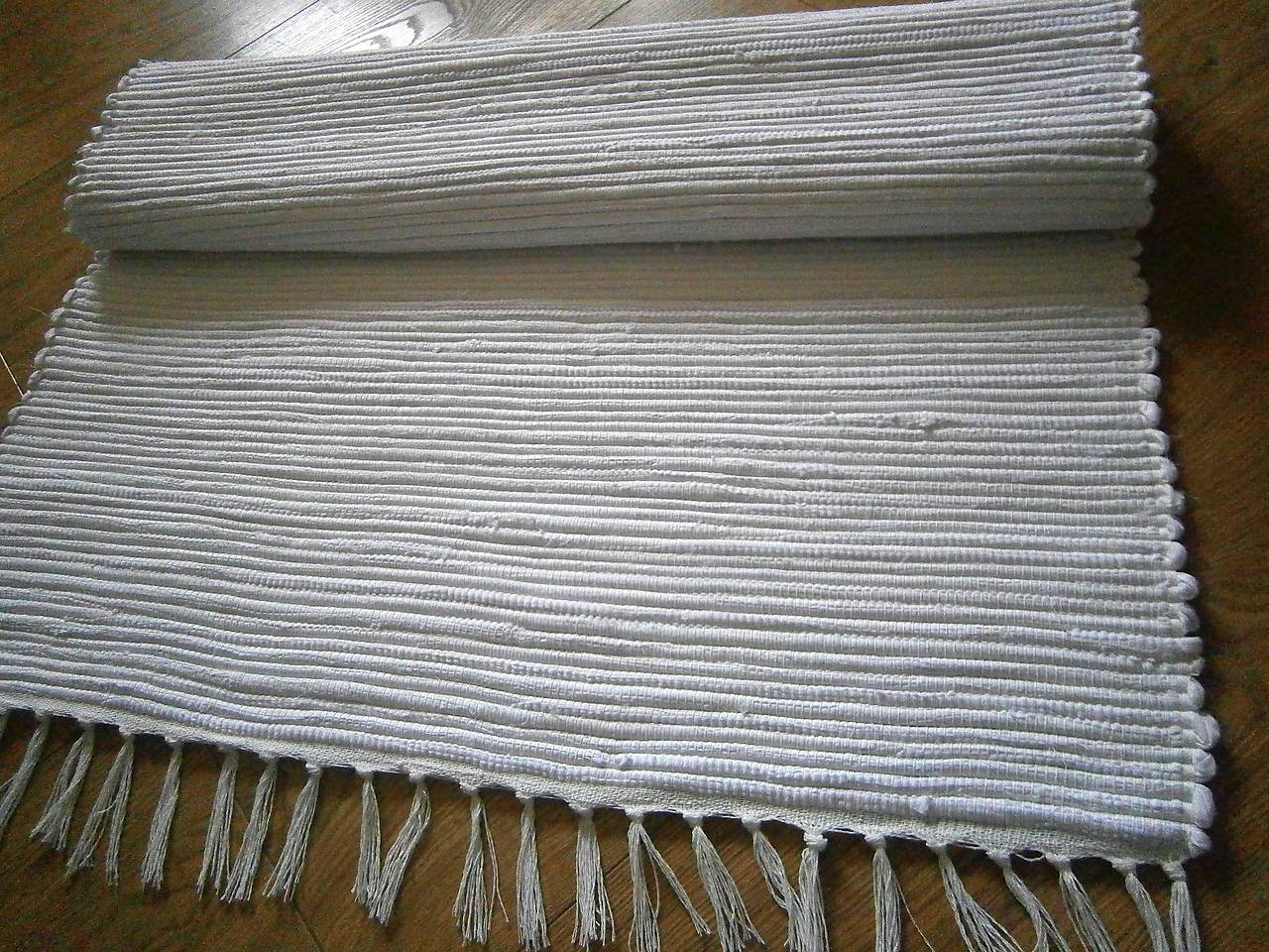 tkany koberec snehovo biely