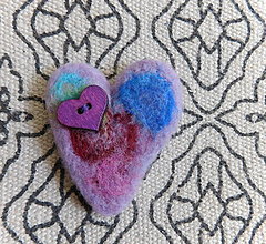 Brošne - plstená levanduľová brošňa srdce v srdci - 16429730_