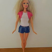 Hračky - Dvojkomplety a trojkomplety pre Barbie (Biele tričko, ružové bolerko a modré krátke nohavice) - 16429345_