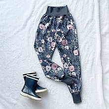 Detské oblečenie - Zimné softshellové nohavice ružové kvety na šedom - 16428118_