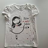 Detské oblečenie - Maľované tričko na pamiatku prvého svätého prijímania (s tancujúcimi dievčatkom a srdiečkami 134-140) - 16429170_