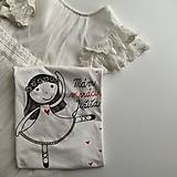 Detské oblečenie - Maľované tričko na pamiatku prvého svätého prijímania (s tancujúcimi dievčatkom a srdiečkami 134-140) - 16429200_
