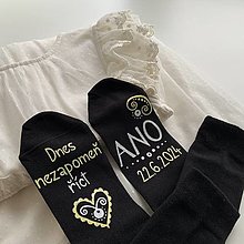 Ponožky, pančuchy, obuv - Maľované ponožky pre ženícha (V češtine "Dnes nezapomeň říct ANO + dátum") - 16428348_