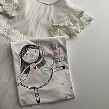 Detské oblečenie - Maľované tričko na pamiatku prvého svätého prijímania (s tancujúcimi dievčatkom a srdiečkami 134-140) - 16429198_
