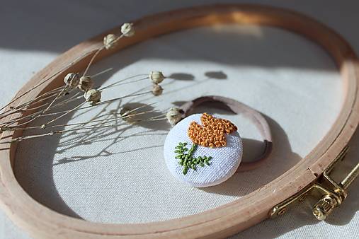 Ozdoby do vlasov - Vyšívaná ľanová gumička do vlasov - Okrový kvietok - 16428051_