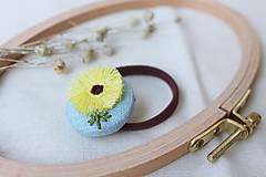 Ozdoby do vlasov - Vyšívaná ľanová gumička do vlasov - Žltá slnečnica - 16431118_