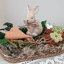 Dekorácie - Veľkonočná dekorácia so zajačikom a mrkvičkami - 16436555_
