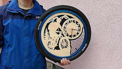 Hodiny - Drevéné nástenné hodiny v kolese z bicykla, priemer 50 cm - 16436093_