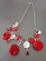Náhrdelníky - Červený náhrdelník zo starožitných a vintage gombikov - 16434998_