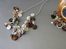 Náhrdelníky - Hnedý náhrdelník z recyklovaných starožitných, vintage a novších gombíkov na retiazke - 16435955_