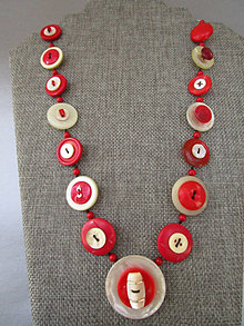 Náhrdelníky - Červené špagátové náhrdelníky z recyklovaných starožitných, vintage a novších gombikov - 16435230_