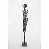Sochy - Dievča s klobúkom, cínová socha dievčaťa, socha kov, dekorácia - 16438433_