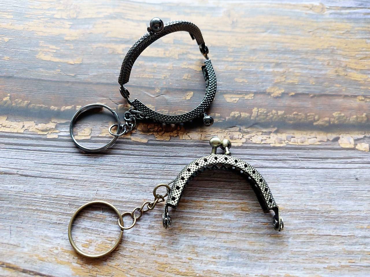 Kovový rám na peňaženky