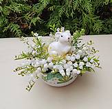 veľkonočná dekorácia na stôl zajačik s konvalinkami