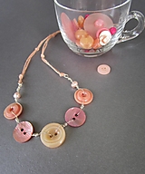 Náhrdelníky - Ružový špagátový náhrdelník z recyklovaných starožitných, vintage a novších gombikov - 16437653_