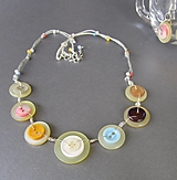 Náhrdelníky - Viacfarebný pastelový náhrdelník z recyklovaných starožitných a vintage gombikov - 16437800_