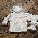 Detské oblečenie - Pletený svetrík s capačkami - 16439973_