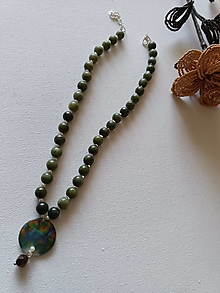 Náhrdelníky - Náhrdelníky z minerálov (achát zelený, riečne perličky, perleť) - 16442011_