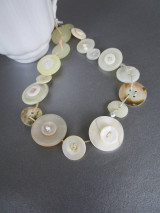 Náhrdelníky - Náhrdelník z recyklovaných starožitných a vintage perleťových gombíkov viazaných konopným špagátom - 16441349_