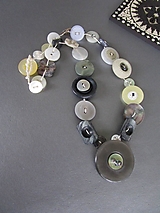Náhrdelníky - Sivo-biely náhrdelník z recyklovaných starožitných a vintage gombíkov viazaný konopným špagátom - 16442060_