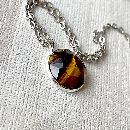 Faceted Gemstone Pendant E025 (Faceted Tigers Eye Pendant / Prívesok s brúseným tigrím okom)