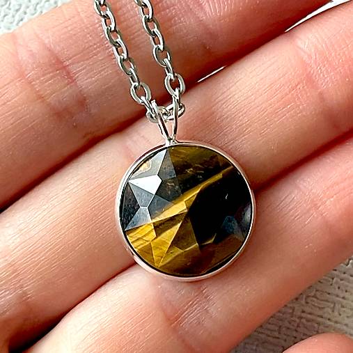 Faceted Gemstone Pendant E025 (Faceted Tigers Eye Pendant / Prívesok s brúseným tigrím okom)