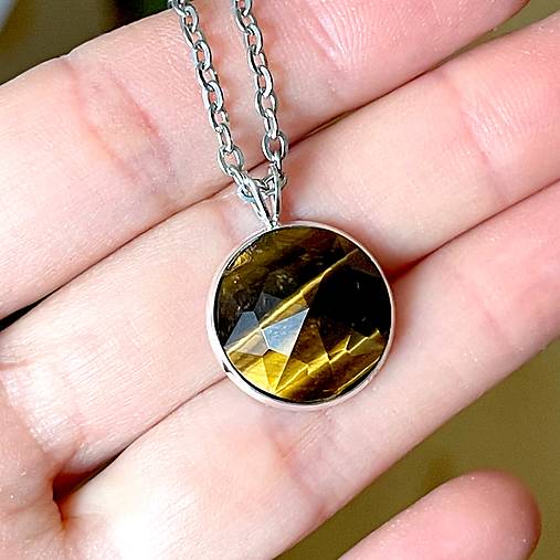 Faceted Gemstone Pendant E025 (Faceted Tigers Eye Pendant / Prívesok s brúseným tigrím okom)