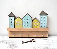 Nábytok - Drevený vešiak na kľúče s domčekmi - 16444341_