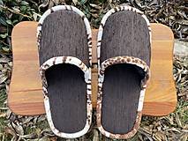 Ponožky, pančuchy, obuv - Hnedé menčestrové papuče - 16443061_