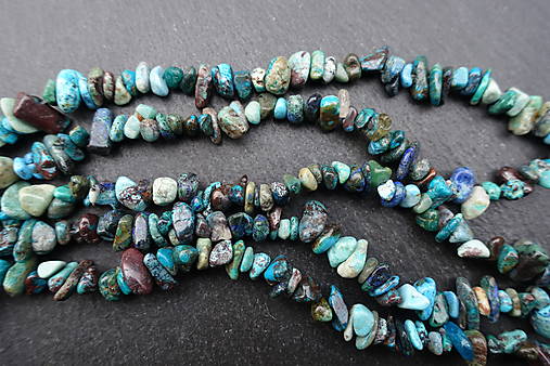 Minerály - Rýchly výber 2. tromlovaných zlomkov v šnúrach (Chryzokol (42cm)) - 16445860_