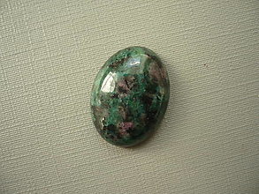 Minerály - Kabošon - rubín v zoisitu 20 mm, č.7f - 16445506_
