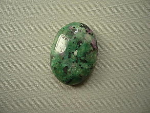 Minerály - Kabošon - rubín v zoisitu 20 mm, č.22f - 16445607_