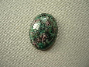 Minerály - Kabošon - rubín v zoisitu 20 mm, č.28f - 16445629_