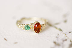 Prstene - Zlatý prsteň s jantárom a smaragdom - Zázrak - 16446922_