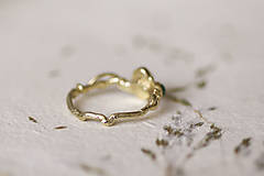 Prstene - Zlatý prsteň s jantárom a smaragdom - Zázrak - 16446925_