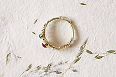 Prstene - Zlatý prsteň s jantárom a smaragdom - Zázrak - 16446926_