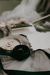 Prstene - Zlatý prsteň s jantárom a smaragdom - Zázrak - 16447982_