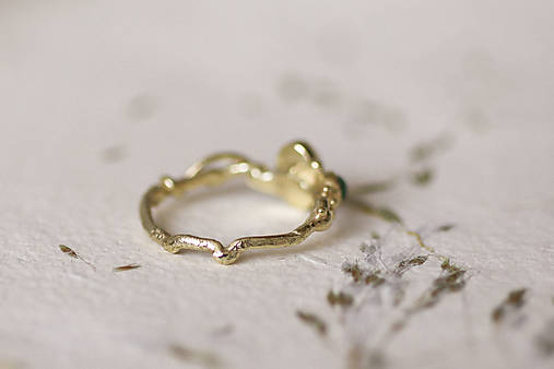 Zlatý prsteň s jantárom a smaragdom - Zázrak