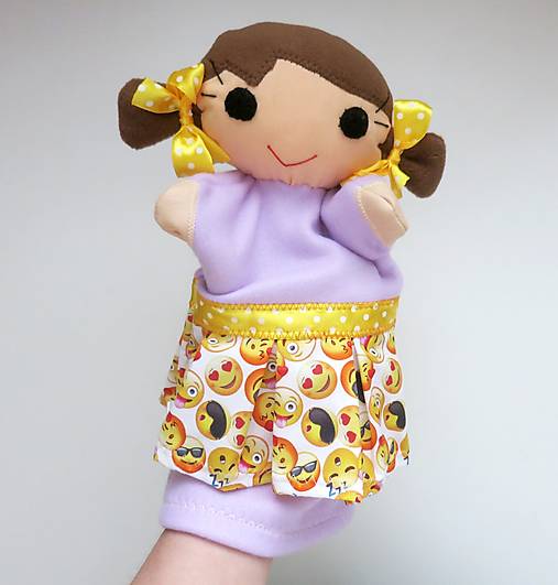 Maňuška dievčatko (v sukničke so smajlíkmi)