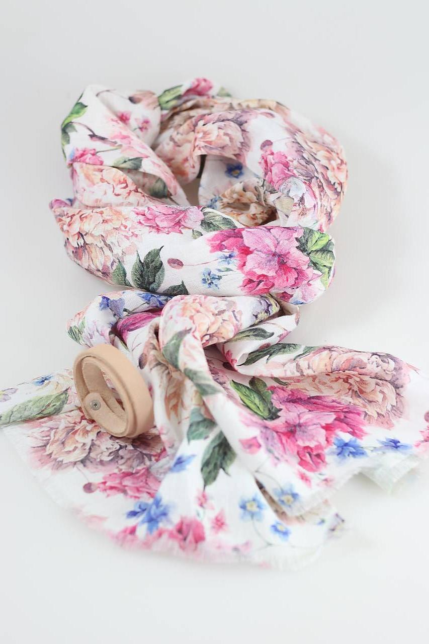 Elegantná dámska šatka z exkluzívneho premium kvetinového 100% ľanu "Peony rose" 35cm x 180cm