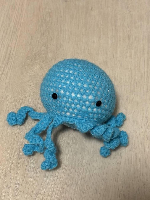 mini háčkovaná chobotnička - svetlo modrá