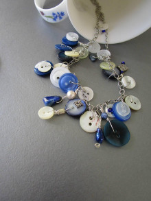 Náhrdelníky - Modrý náhrdelník z recyklovaných starožitných a vintage gombikov. - 16440077_